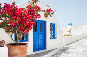 Witte architectuur op het eiland Santorini, Griekenland.