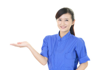 案内する女性作業員