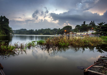 Fototapeta premium after the sun sets and the lights begin to flicker adds to the beauty of the lake