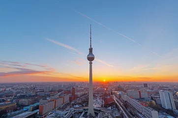 Schilderijen op glas Prachtige zonsondergang boven het centrum van Berlijn met de beroemde televisietoren © elxeneize