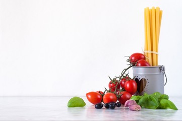 pasta, pomodori, basilico, olive e aglio; spazio vuoto