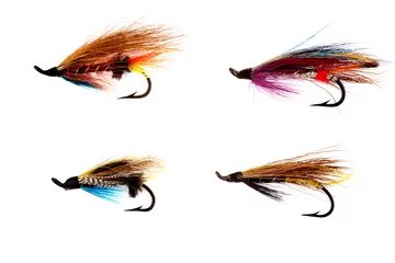 Selbstklebende Fototapeten Auswahl an traditionellen Lachsfischen fliegt auf Weiß © bigal04uk