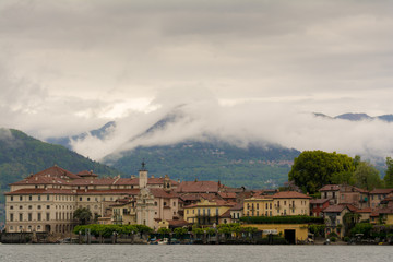 Regenwolken über den südlichen Alpen und Isola Bella, Lago Maggiore in Norditalien