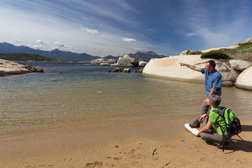 Küstenwanderer an einer Bucht bei Calvi auf Korsika