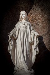 White stone statue of saint Mary - obrazy, fototapety, plakaty