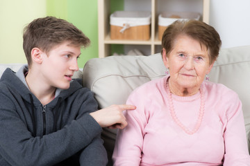 seniorin erkennt ihren enkel nicht