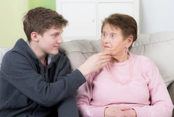 alzheimerkranke  seniorin erkennt den enkel nicht