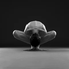  Naakt yoga. Mooi sexy lichaam van jonge vrouw op zwarte achtergrond © staras