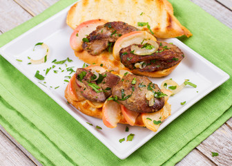 Sauteed chicken liver with apple and onion