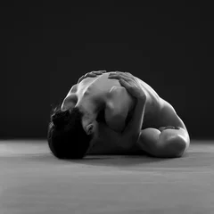 Fototapeten Naked yoga. Beautiful sexy body of young woman on gray background © staras
