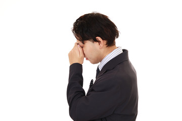 頭痛に悩む男性