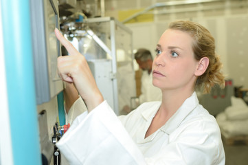 Obraz premium Lady looking at chart on wall