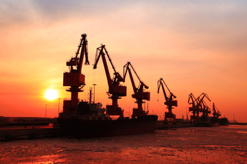 Obraz premium in the evening，Freight dock of container crane