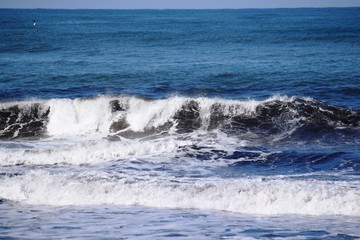 日本海の荒波／山形県の庄内浜で日本海の荒波風景を撮影した写真です。庄内浜は非常にきれいな白砂が広がる海岸と、奇岩怪石の磯が続く大変素晴らしい景観のリゾート地です。