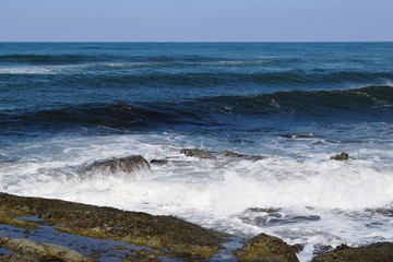 日本海の荒波／山形県の庄内浜で日本海の荒波風景を撮影した写真です。庄内浜は非常にきれいな白砂が広がる海岸と、奇岩怪石の磯が続く大変素晴らしい景観のリゾート地です。