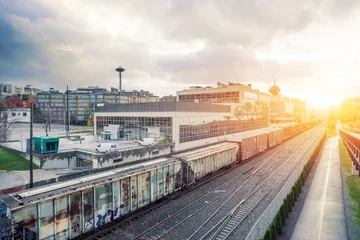 Papier Peint photo autocollant Gare bâtiments près du chemin de fer à Seattle dans un ciel ensoleillé