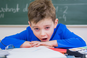 gähnendes kind in der schule