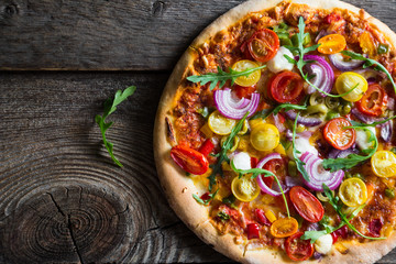 Fototapeta Pizza with arugula and cherry tomatoes obraz