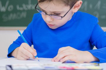 konzentriertes kind in der schule