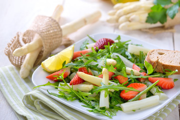 Weißer Spargel mit Rucola und Erdbeeren - Salad with white Asparagus, rocket and strawberries