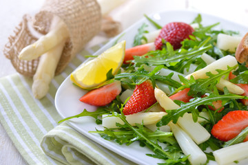 Weißer Spargel mit Rucola und Erdbeeren - Salad with white Asparagus, rocket and strawberries