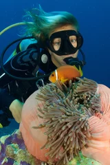 Fotobehang DIVER VS ANEMONEFISH 2 © SebastianPeña