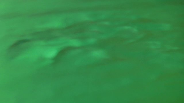 Зеленая вода в бассейне