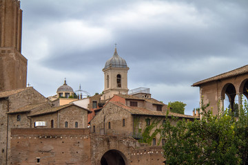 Obraz premium cityscape view and ruins in Rome, Italy 