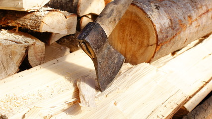 Топор в древесине