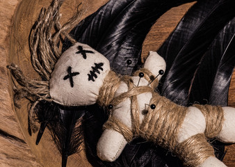 liegende Voodoopuppe