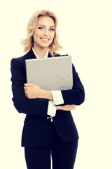 Naklejka premium Young smiling businesswoman with grey folder