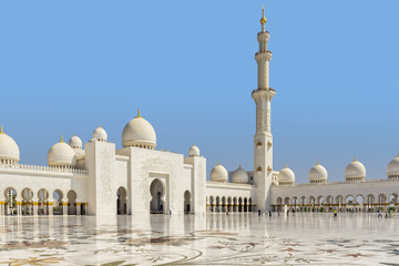 Fototapeta na wymiar Sheik zayed mosque internal courtyard