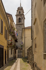 Fototapeta na wymiar Gasse und Kirche in Verbania am Lago Maggiore, Oberitalien