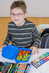 kind ernährt sich gesund in der schule