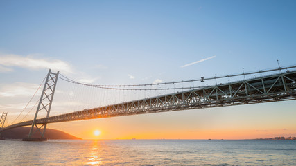 Fototapeta premium Wschód słońca na moście Akashi Kaikyo Ohashi, Kobe, Japonia