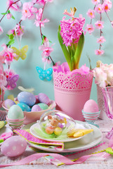 easter table decoration with eggs and flowers in pastel colors