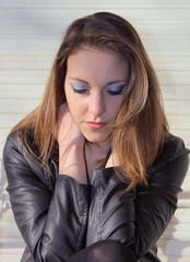 mujer sentada pensando