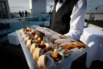 Photo sur Plexiglas Buffet, Bar le serveur offre un buffet de nourriture volant