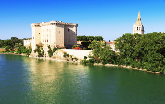 Tarascon, le ch&acirc;teau au bord du Rh&ocirc;ne