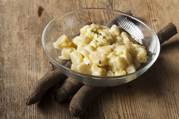 Schwarzwurzelgemüse auf Holz