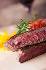 angeschnittenes Steak vom Grill mit Pommes frites und Tomaten