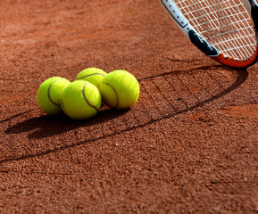 Piłki tenisowe na korcie.