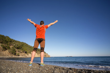 Obraz premium Running man in the summer in a beautiful location.