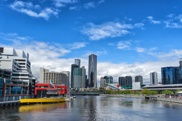 Fototapeta premium Patrząc na rzekę Yarra do północnego brzegu Melbournes