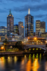 Naklejka premium Spojrzenie na rzekę Yarra do miasta Melbourne
