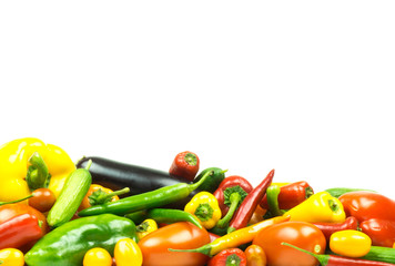 Gesunde Ernährung - knackiges Gemüsesortiment vor weißem Hintergrund