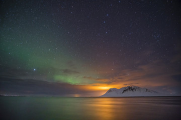 Fototapeta na wymiar Nordlichter am Nachthimmel über Island