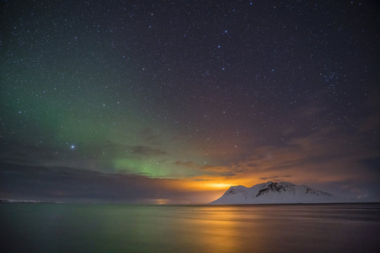 Nordlichter am Nachthimmel über Island