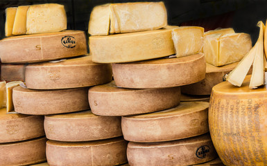 Ganze Käselaiber, zum Teil aufgeschnitten