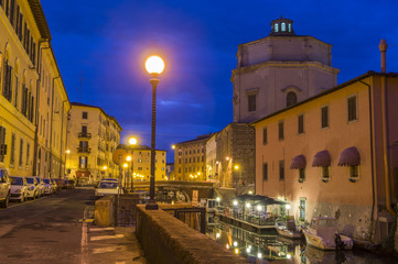 Obraz na płótnie Canvas Livorno,quartiere Venezia all'imbrunire.